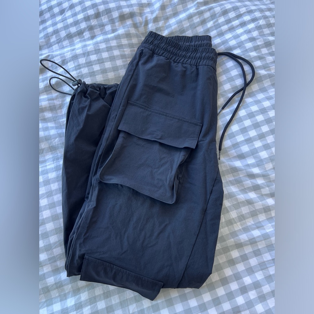 Alo Yoga Cargo Venture Pant in size small (28”-30”)